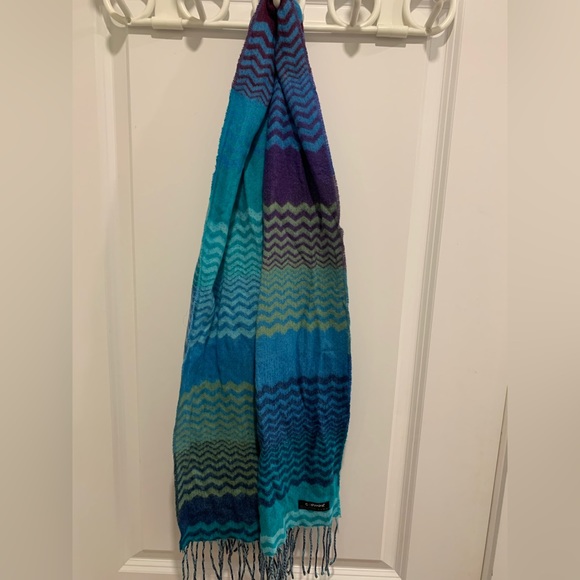 Cashmink by Fraas. Gorgeous and soft scarf. - Picture 5 of 6